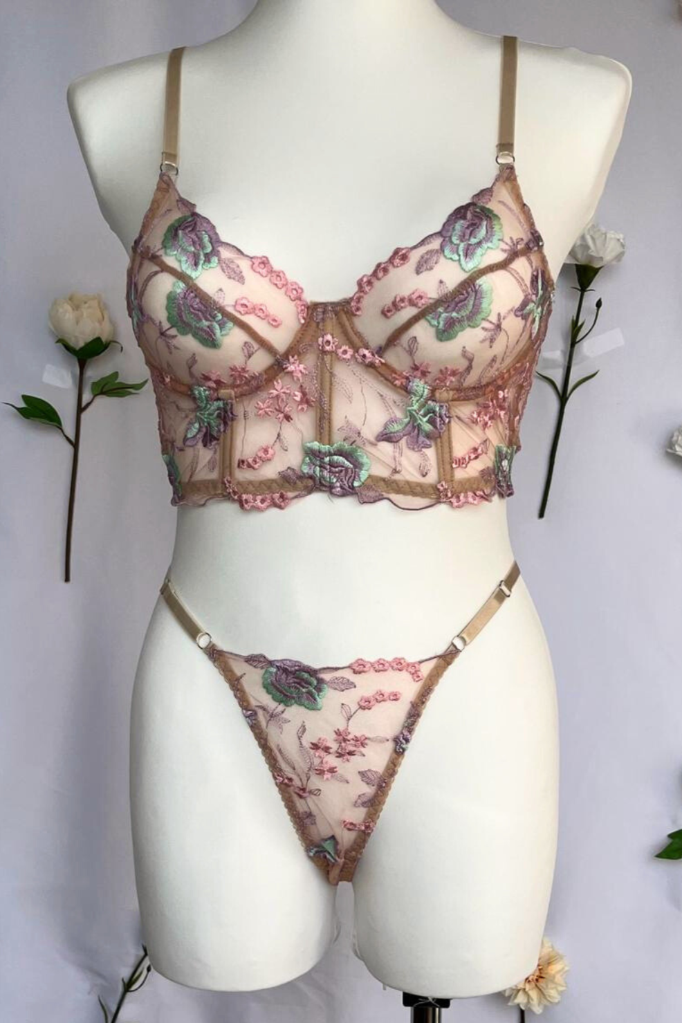 Une collection colorée avec des motifs fleuris entre jeux de transparences et broderies en relief pour sublimer la silhouette féminine.